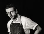 RELÆ. Michelin-kok Christian Puglisi står for at tilberede grisenes bagben. 
