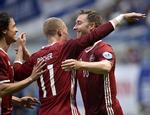 Christian Eriksen (th.) og Viktor Topkamp. Fischer topper karakterbogen med hhv. 12 og 10, mens indskiftede Thomas Delaney (tv:) var for kort tid på banen til at blive noteret. 