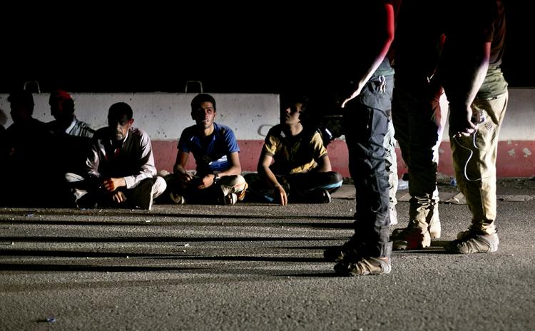 FLUGT. Mænd fra Fallujah tilbageholdes af sikkerhedsstyrker, der vil tjekke, om de har kæmpet for terrororganisationen Islamisk Stat. 