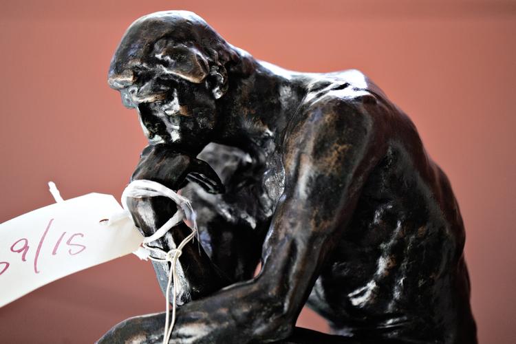 Svindler. Denne bronzeskulptur er to gange blevet erklæret for falsk af Rodin-komiteen i Paris. Komiteen har sporet den til en af fransk kunsthistories største svindlere, en mand kaldet ’Hertugen af Bourgogne’, som forfalskede tusindvis af Auguste Rodin-skulpturer. Der findes 137 ægte udgaver af Rodins Grubleren i tre forskellige størrelser. 