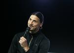punkteret. Det var ventet, at Zlatan Ibrahimovic ville fortælle om sit klubskiftet, da stjernen kaldte til pressemøde i Paris. Men i stedet lancerede svenskeren en ny tøjserie og talte om alt muligt andet. 