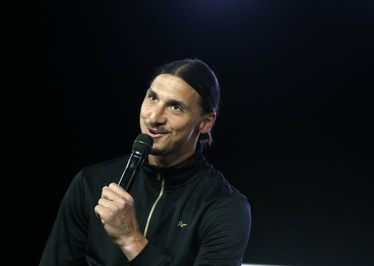punkteret. Det var ventet, at Zlatan Ibrahimovic ville fortælle om sit klubskiftet, da stjernen kaldte til pressemøde i Paris. Men i stedet lancerede svenskeren en ny tøjserie og talte om alt muligt andet. 