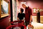 Knudepunkt. Tonin Tarcuki (th.) kigger ned i montren med det lille maleri 'Hoved af en afrikaner'. Tidligere hed det 'Negerhoved', men ligesom 13 andre værker har Statens Museum for Kunst ændret titlen. 