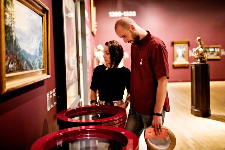 Knudepunkt. Tonin Tarcuki (th.) kigger ned i montren med det lille maleri 'Hoved af en afrikaner'. Tidligere hed det 'Negerhoved', men ligesom 13 andre værker har Statens Museum for Kunst ændret titlen. 