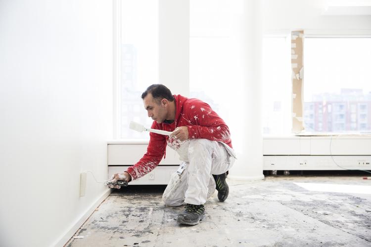 Muhammad Hadire er en af de flygtninge, der har været i praktik ved en dansk virksomhed. I marts bragte Politiken historien om, at han var flygtet fra Syrien i foråret 2015, nåede til et asylcenter i Rødovre i september og ikke var der i mere end to døgn, før han fik en praktikplads ved et malerfirma. Efter en måned blev han fastansat. Læs hele hans historie her: http://politiken.dk/oekonomi/article5614615.ece 