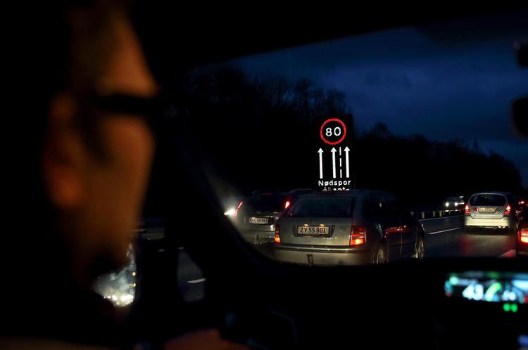 Usikkert. Mobilsamtaler – håndfri eller ej – lægger beslag på bilistens opmærksomhed og øger risikoen for ulykker. 