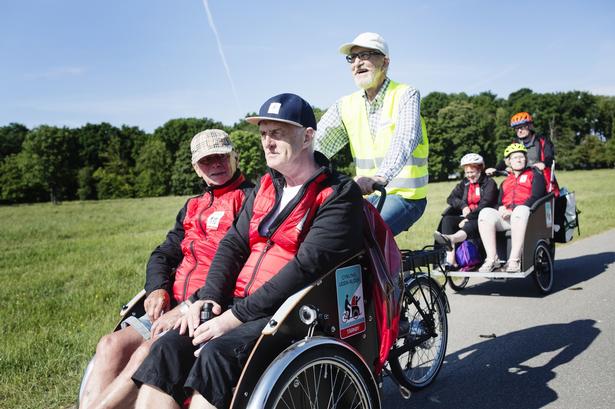 Frihed. Kim Pulz (th.) og Villy Søgaard bliver kørt af pilot Mikkel, som selv er 76 år og har 150 km foran sig. "Jeg kan godt lide at glæde andre", fortæller Mikkel. 