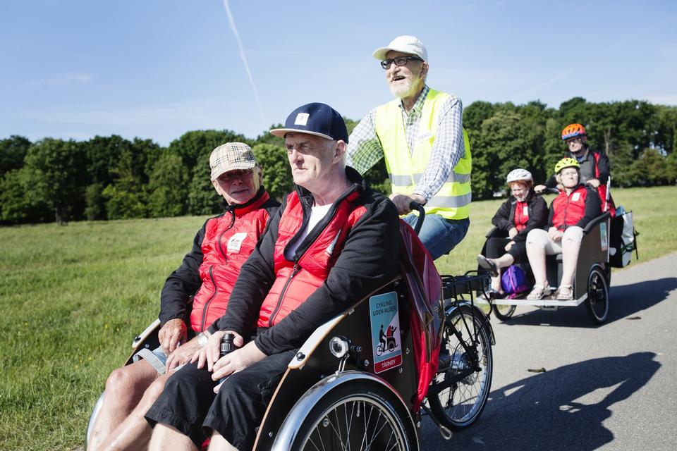 Frihed. Kim Pulz (th.) og Villy Søgaard bliver kørt af pilot Mikkel, som selv er 76 år og har 150 km foran sig. "Jeg kan godt lide at glæde andre", fortæller Mikkel. 