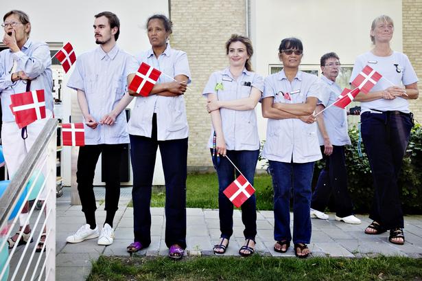 Farvel. Plejepersonale og pårørende sender de eventyrlystne beboere ud på en tredages tur i rickshaws  fra Bredebo Plejecenter i Lyngby-Taarbæk til Malmø i Sverige. Flere beboere måtte have lavet nødpas, fordi deres pas for længst for udløbet. "Der var jo ingen, der troede, de skulle ud at rejse igen", fortæller Mette Roen fra Cykling uden alder, som sørger for at trampe i pedalerne de næste tre dage. 