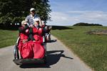 Vind i håret. Alle har ret til at få vind i håret, mener organisationen Cykling uden Alder, som her er på vej gennem Dyrehaven i en rickshawkaravane med plejehjemsbeboere. Her er det pilot Kalle fra Sverige, som cykler med Villy Søgaard (tv.) og Erik Laursen. 