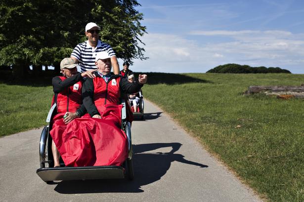 Vind i håret. Alle har ret til at få vind i håret, mener organisationen Cykling uden Alder, som her er på vej gennem Dyrehaven i en rickshawkaravane med plejehjemsbeboere. Her er det pilot Kalle fra Sverige, som cykler med Villy Søgaard (tv.) og Erik Laursen. 