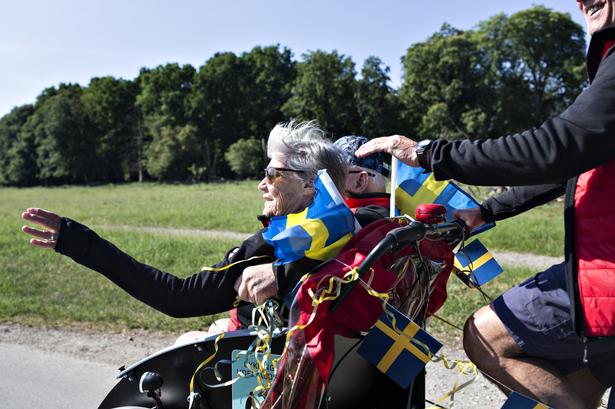 Svenskerne. Ægteparret Kristina og Börje Sandström er kommet fra Malmø, hvor de bor hver for sig. Börje lider af en demensygdom og bor på plejehjem, men de næste tre dage og to nætter skal de være sammen på rickshawturen, der slutter i Malmø torsdag. Alder? 80+. Mere vil Kristina ikke afsløre, fortæller hun med et smil. 