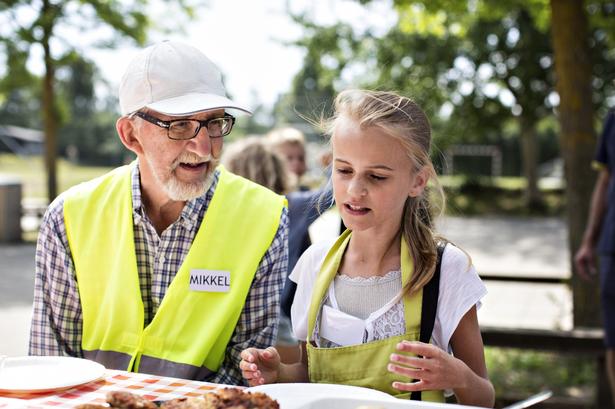 Samtale. Mikkel Hass, 76. er selv pilot, det vil sige ham, som tramper i pedalerne. 5.a på Vedbæk Skole har lavet krebinetter til hele Øresund-rundt-holdet og der bliver snakket og grinet på tværs af generationerne. 