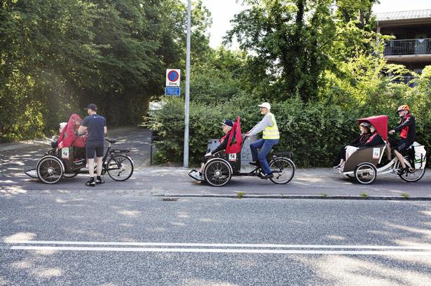 Fuld fart frem. Karavanen på 8 rickshaws, 16 plejehjemsbeboere, 8 pilotter samt en gruppe hjælpere er på vej rundt om Øresund og slutter i Malmø efter tre dage. Cykling uden Alder står bag turen med midler fra TrygFonden. 