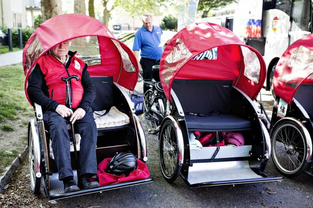Klar. Erik Frederiksen venter på at komme af sted ude foran Bredebo plejehjem i Lyngby-Taarbæk. Det er frivilligt, om man vil bruge hjelm på turen, men selen er obligatorisk. 