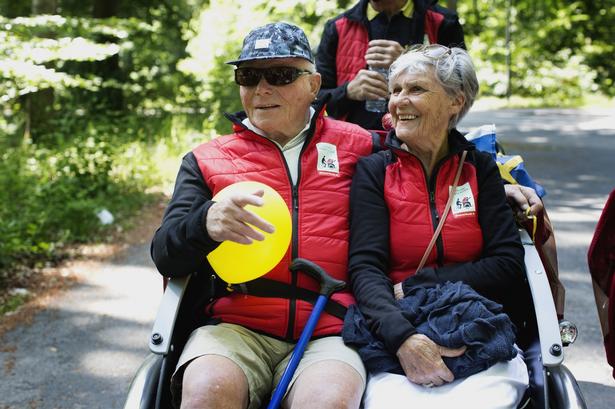 Frisk luft. Kristina og Börje Sandström på vej igennem skoven tæt på endemålet Vedbæk Skole, hvor der vanker en lækker frokost tilberedt af eleverne i 5.a. 
