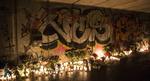 Knivdrab. Blomster og lys i den gangtunnel, hvor en 17-årig dreng blev stukket ned. 