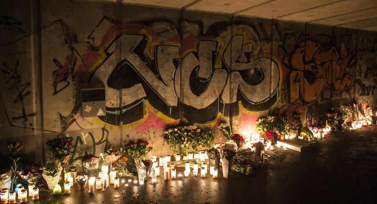Knivdrab. Blomster og lys i den gangtunnel, hvor en 17-årig dreng blev stukket ned. 