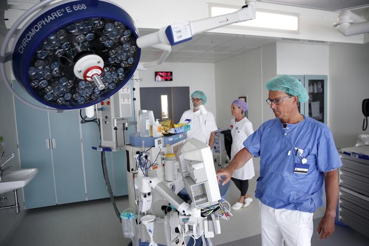 Sundhed. Overlæge Søren Lars Følsgaard (tv), afdelingssygeplejeske Hanne Trøst Nielsen (i midten) og  Overlæge Frank Samsøe Jensen (th) på en operationsstue. 