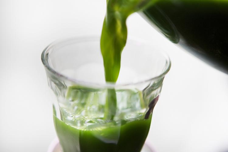 FIbre. Når man juicer frugt og grøntsager, fjerner man kostfibre. Det er ellers kostfibre, der er med til at 'detoxe' dine tarme. 