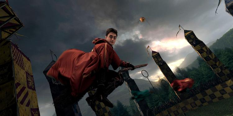 TRICKY. Ottende bind i Harry Potter-sagaen, teaterstykket 'Harry Potter And The Cursed Child' havde snigpremiere i går. Billetterne har været omtrent så svære at få fat på, som det gyldne lyn på Quidditch-banen. 