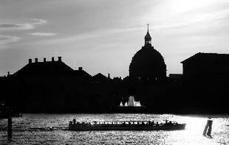 optaget. Hotelpriserne skrues i vejret i næste uge, hvor Bella Center er rammen om en stor konference, og flere krydstogtskibe anløber byen. Men høje priser på overnatning kan skade København på sigt gog gøre det sværere at tiltrække konferencen, lyder kritikken. 