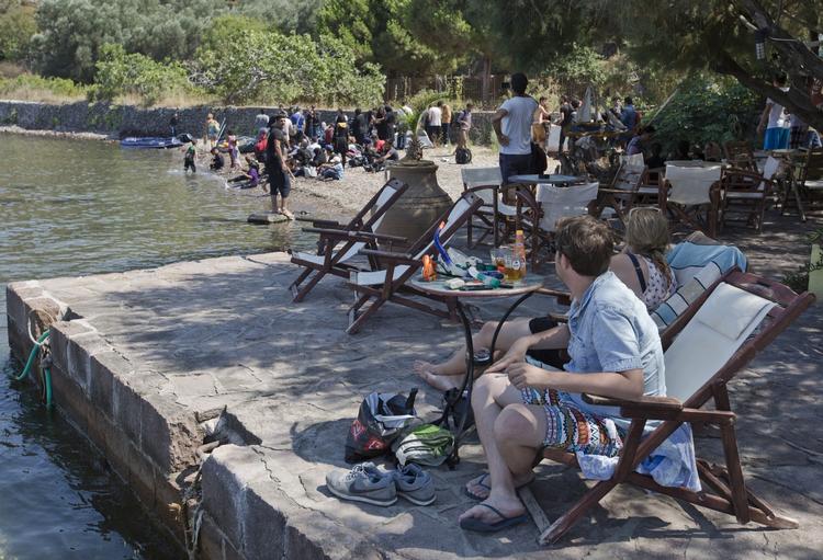 Flygtningestrøm. Det er billeder som disse, der har fået turister til at holde sig væk fra den græske ø Lesbos. Men grækerne har hårdt brug for turisterne. Spies forsøger med utraditionelle midler at lokke danskerne til øen. 