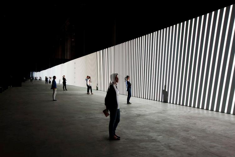 Pilotprojekt. Copenhagen Contemporary vil med visninger af blandt andet tyske Carsten Nicolais  'unidisplay'  fra 2012 i midlertidige lokaler på Papirøen overbevise Københavns politikere om, at byen har behov for et permanent kunstcenter til store kunstinstallationer på stedet. 