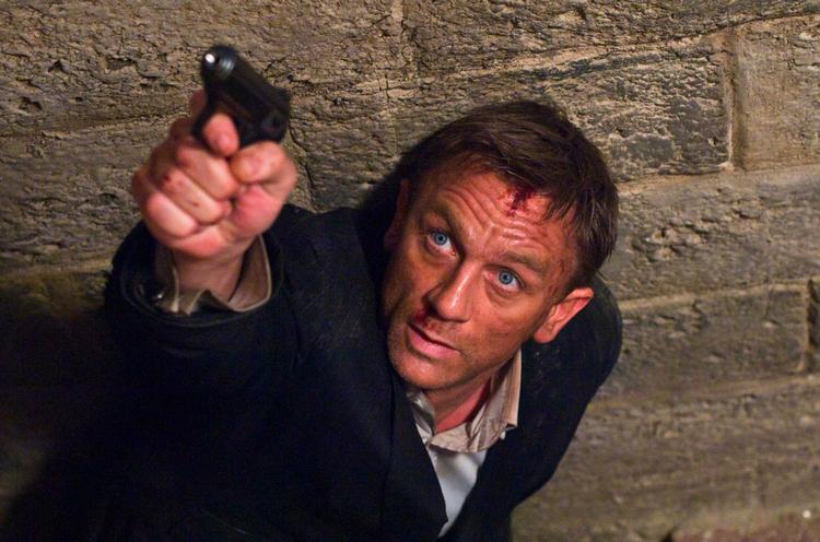 BANG! James Bond, her i skikkelse af Daniel Craig, er på programmet, når Copenhagen Crime byder på foredrag om krimihelte og deres påklædning. Foto: AP 
