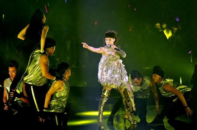 Oprørt. Denise Ho, der er er født i og har spillet mange koncerter i Hongkong, kræver en forklaring af det franske kosmetikfirma. 