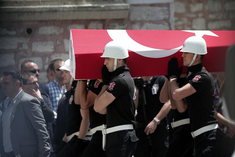 Sorg. Tyrkiske politifolk bærer kisten med et at de ofre for bombeangrebet i Istanbul, der blandt andet gik ud over passagerne i en bus med politifolk.. 