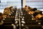 Studerende ved Copenhagen Business School (CBS) til eksamen. Regeringens censorudvalg anbefaler at fjerne minimumskravet til ekstern censur ved eksamenerne på de videregående uddannelser.  