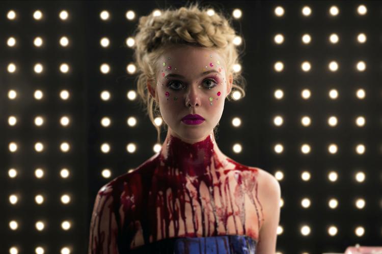 Blodig. Elle Faning spiller hovedrollen i Nicolas Winding Refns 'The Neon Demon'. 