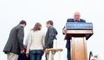 Primært. Bernie Sanders omgivet af familie på podiet ved valgmøde i San Francisco. Senatoren er håbløst bagud på antallet af delegerede, men vil endnu ikke trække sig fra kapløbet om at blive Demokraternes præsidentkandidat. 