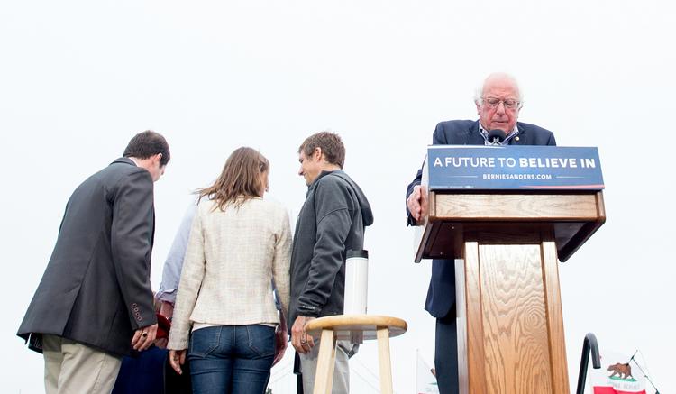 Primært. Bernie Sanders omgivet af familie på podiet ved valgmøde i San Francisco. Senatoren er håbløst bagud på antallet af delegerede, men vil endnu ikke trække sig fra kapløbet om at blive Demokraternes præsidentkandidat. 