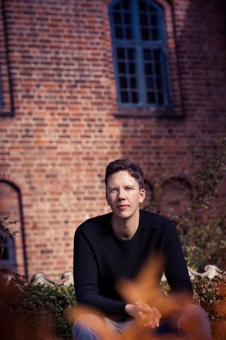 Udlængsel. Ifølge sig selv er Morten Vittrup bare en kornfed knægt fra Fyn, der er opvokset i et villakvarter uden for Odensen, men det er blevet Argentina og Spanien, der er omdrejningspunktet for hans debutroman. 