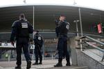 Udfordringer. Der er to udfordringer for Frankrig i forbindelse med værtskabet til EM i fodbold - Frankrigs image og sikkerheden. Hvis arrangementet er vellykket, vil det styrke Frankrigs image, mens en terroraktion i alle henseender vil være katastrofal. 