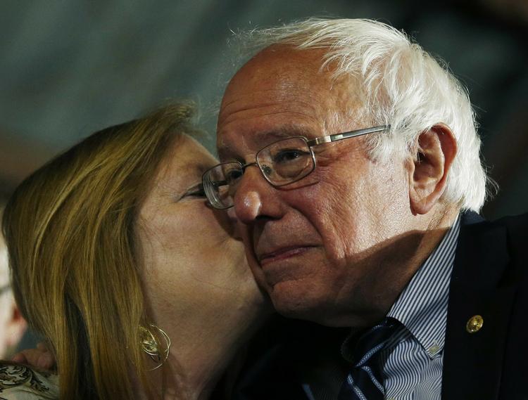 Støtte. Ved talen tirsdag nat gav Jane Sanders sin mand et kys med på vejen til den fortsatte kamp. 