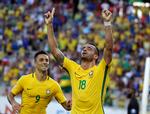 Målscorer. Renato Augusto og Jonas jubler efter en scoring mod Haiti. 