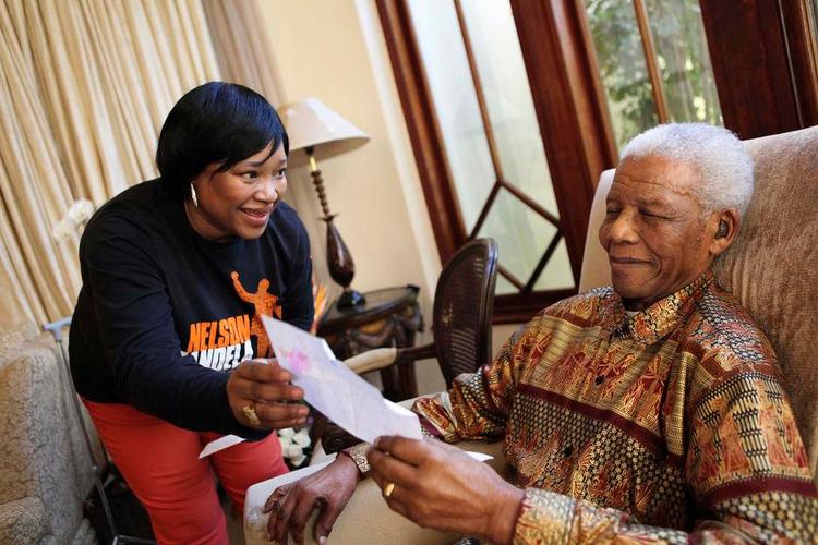 FAMILIEIDYL. Zindzi Mandela, som i dag er Sydafrikas ambassadør i Danmark, ses her med sin berømte far Nelson Mandela på hans 92 års fødselsdag i 2010. 