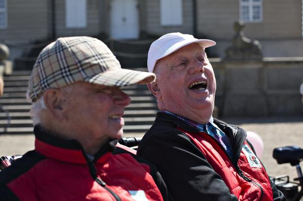 Mandesnak. Villy Søgaard, som snart fylder 80 år, og og Erik Laursen, 76, (th.) kendte ikke hinanden på forhånd, men fandt hurtigt jargonen i rickshawen på vej gennem Dyrehaven. 