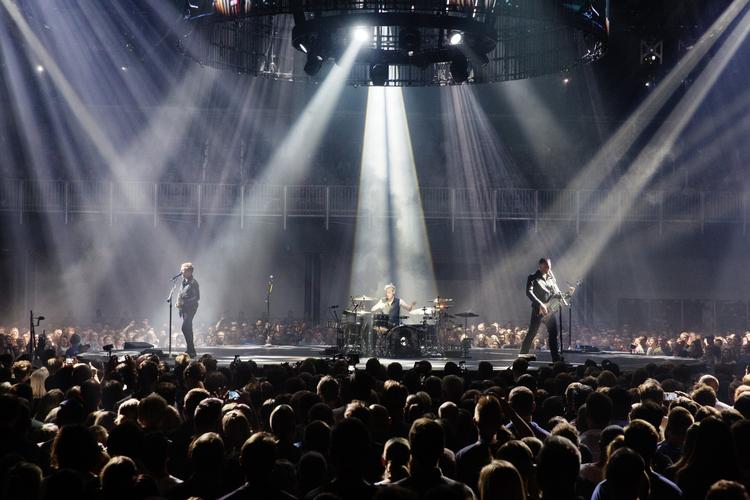 Stroboskop: Effekterne fik lov til at fylde uforholdsmæssigt meget under Muse-koncerten i Forum. 