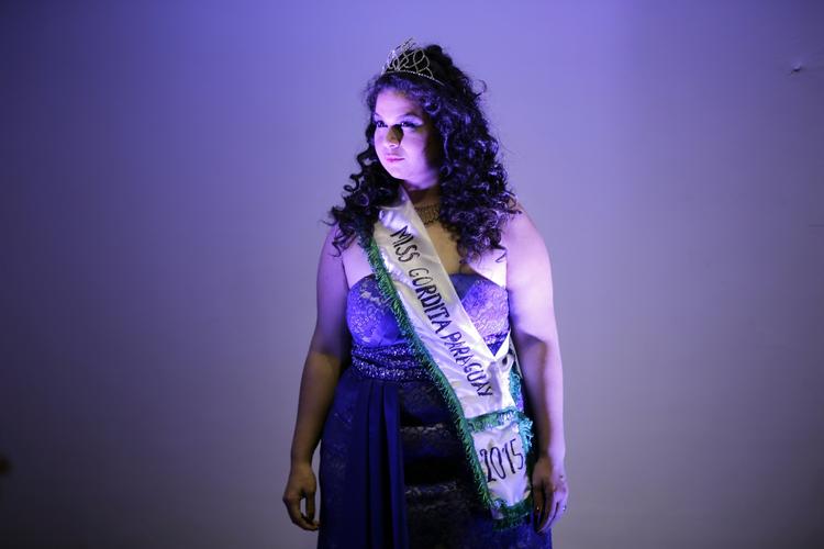skønhed. Raquel Gimenez, vinder af sidste års skønhedskonkurrence for overvægtige, står klar til kåre dette års vinder af Gordita-prisen i Paraguay. Prisen er indstiftet for at bekæmpe diskrimination af de fede og overvægtige, der udgør 57 procent af landets indbyggere. 