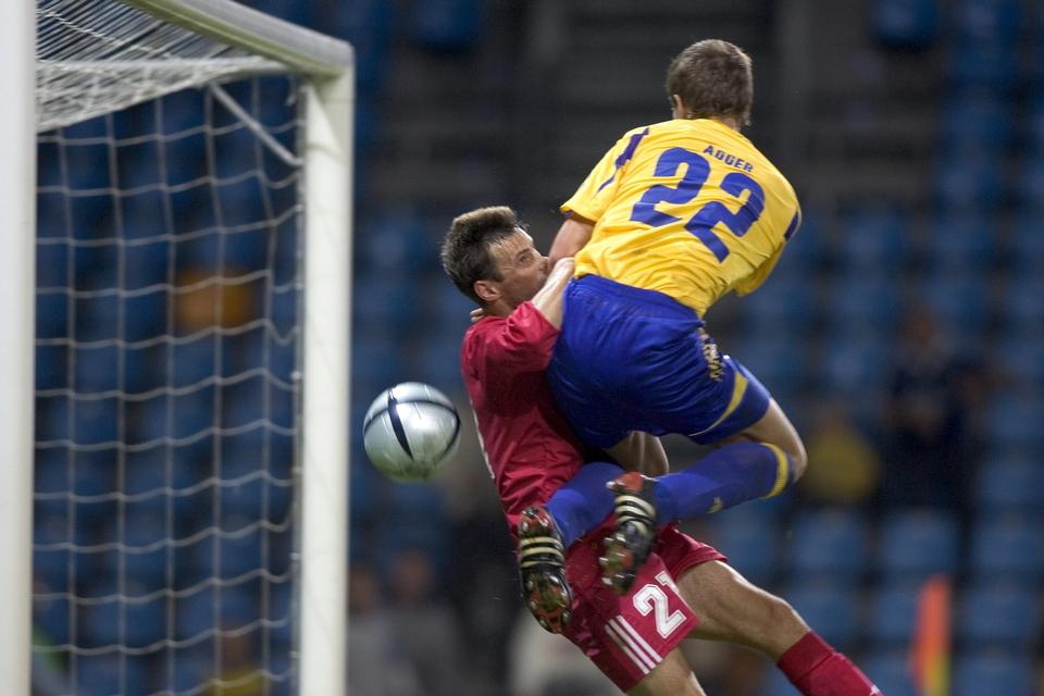Europa. Daniel Agger og Brøndby spiller uafgjort mod Ventspils fra Letland og ryger dermed ud af den hedengangne turnering, UEFA Cuppen. 