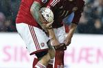 Debat. Hvem skal tage straffesparket? Nicklas Bendtner vil gerne. Daniel Agger fortæller, hvor skabet skal stå. 