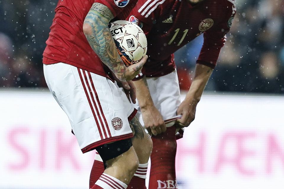 Debat. Hvem skal tage straffesparket? Nicklas Bendtner vil gerne. Daniel Agger fortæller, hvor skabet skal stå. 