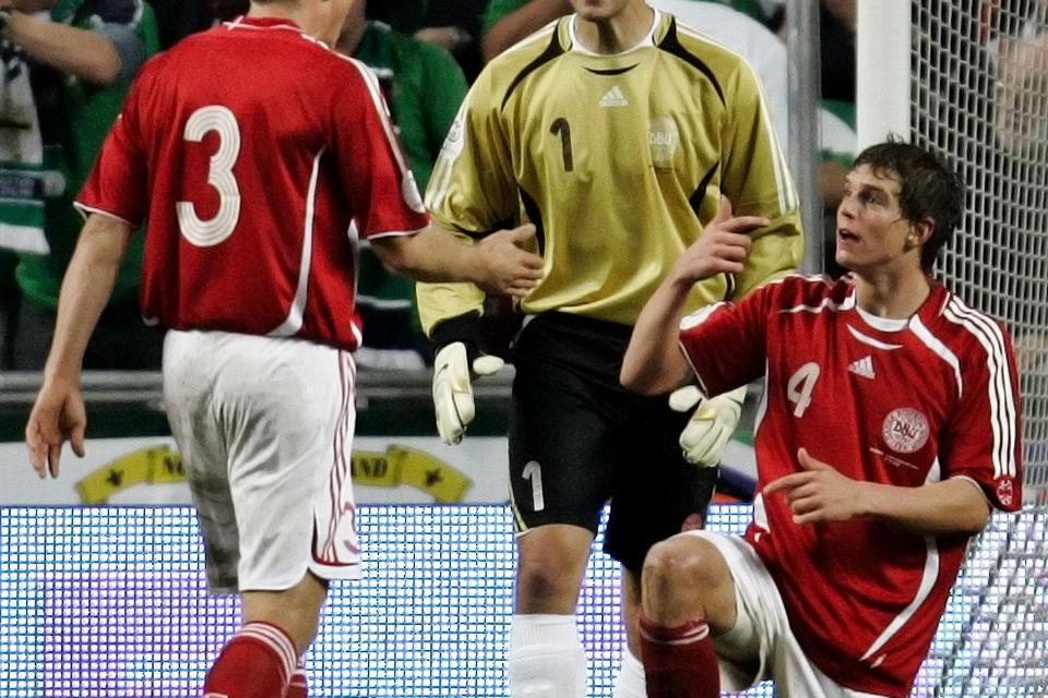 Frustration. Michael Gravgaard skælder Daniel Agger ud under en landskamp mod Nordirland, mens Thomas Sørensen kigger på. Kampen endte 0-0. 