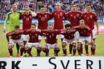 Jubilæumskamp. Daniel Agger er anfører på det danske landshold der møder Sverige i 2014. Svenskerne taber kampen 1-0 i en kamp, hvor Agger scorer. Fodboldlandskamp i Parken: Danmark - Sverige. Danmarks hold fra start. Bagerst: Kasper Schmeichel, Christian Eriksen, Pierre Emile Højbjerg, Simon Kjær, Daniel Agger og William Kvist Jørgensen.Forrest: Lasse Schöne, Jakob Ahlmann Nielsen, Lars Jacobsen, Martin C. Braithwaite og Michael Krohn-Dehli. 