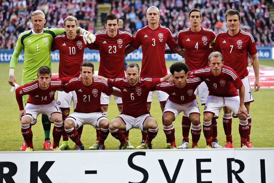 Jubilæumskamp. Daniel Agger er anfører på det danske landshold der møder Sverige i 2014. Svenskerne taber kampen 1-0 i en kamp, hvor Agger scorer. Fodboldlandskamp i Parken: Danmark - Sverige. Danmarks hold fra start. Bagerst: Kasper Schmeichel, Christian Eriksen, Pierre Emile Højbjerg, Simon Kjær, Daniel Agger og William Kvist Jørgensen.Forrest: Lasse Schöne, Jakob Ahlmann Nielsen, Lars Jacobsen, Martin C. Braithwaite og Michael Krohn-Dehli. 