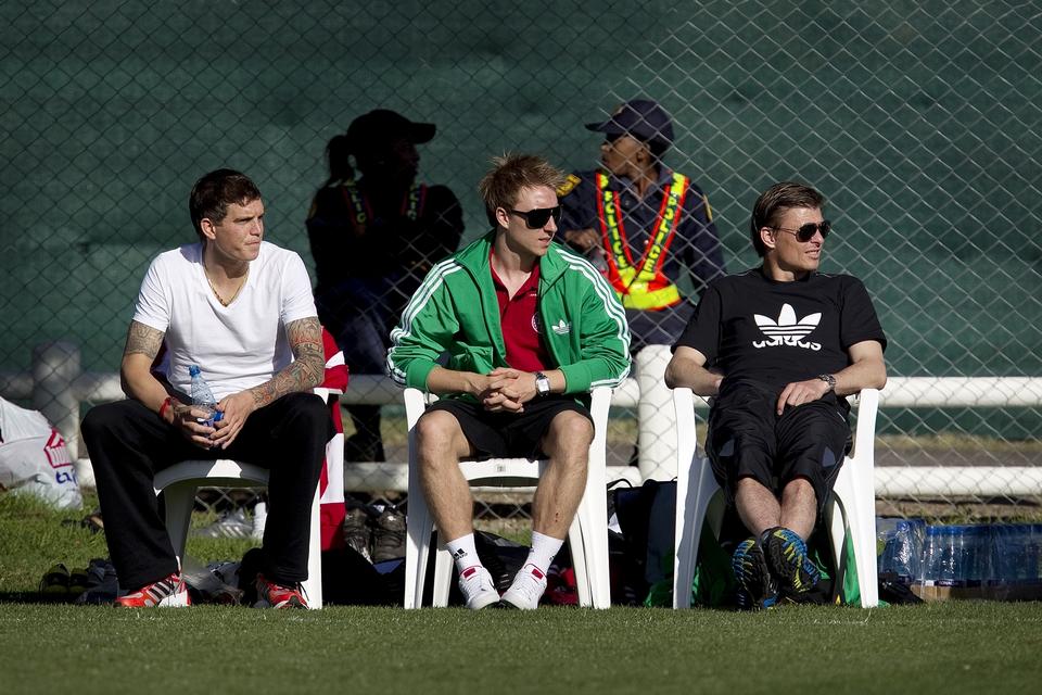 Afslapning. En afslappet Daniel Agger ses her i selskab med bl.a. Nicklas Bendtner under en showkamp ved VM i Sydafrika i 2010. 